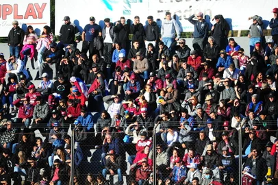 CAXIAS DO SUL, RS, BRASIL, 18/06/2022. Caxias x Cascavel, jogo válido pela 10ª rodada da primeira fase da série D do Campeonato Brasileiro e realizado no estádio Centenário. Torcida do Caxias.  (Porthus Junior/Agência RBS)<!-- NICAID(15127375) -->
