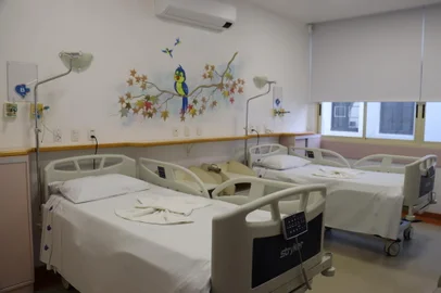 Hospital Beneficente São Carlos, de Farroupilha, inaugurou nesta terça-feira (12) a  Unidade de Internação Materno-Infantil. O espaço possui 19 leitos destinados ao atendimento de convênios e ao Sistema Único de Saúde (SUS).<!-- NICAID(15147035) -->