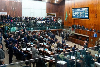 Um dos assuntos mais polêmicos da terça-feira (12) de pauta cheia na Assembleia Legislativa, o projeto de lei 51/2022, que autoriza o Palácio Piratini a investir R$ 495,1 milhões em rodovias federais, foi rejeitado por 26 votos contrários e 25 favorávei. Depois de quase cinco horas de articulações do Piratini, a votação acabou empatada em 25 a 25. Como previsto no regimento interno, o presidente da Casa, Valdeci de Oliveira (PT), deu o voto de minerva, derrotando o governo.<!-- NICAID(15147227) -->