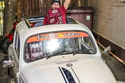 Lucas Duarte Zattera, 32 anos, ganhou um Fusca, ano 1979, conversível, rebaixado com rodas esportivas, e bancos de couro, no sorteio Vai tomar no Fusca em comemoração aos 30 anos da casa noturna a Velha. Nas fotos, ele recebe o prêmio de um dos proprietários da casa noturna, Juliano Fontana.<!-- NICAID(15148672) -->