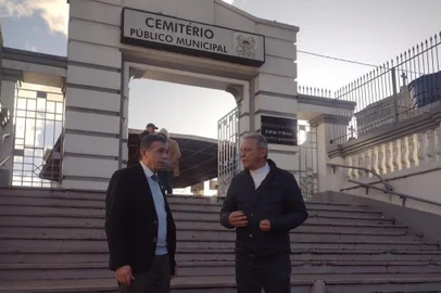 Prefeito Adiló Didomenico no Cemitério Municipal para verificar a situação do local, em que frequentes furtos e vandalismos estão ocorrendo.<!-- NICAID(15148087) -->