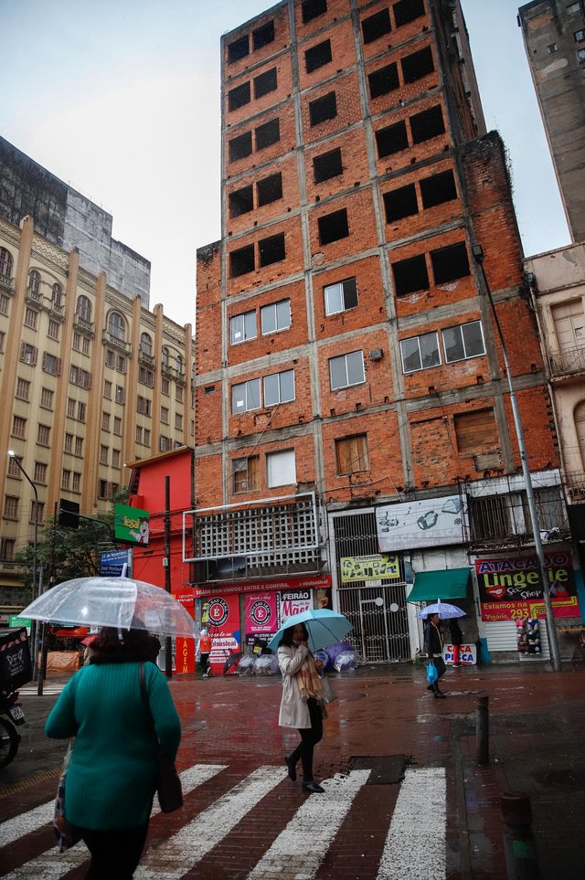 PORTO ALEGRE, RS, BRASIL, 14/07/2022- Esqueletão envelopado -  O prédio abandonado está envelopado para o início das obras de demolição. Foto: Anselmo Cunha/Agencia RBS<!-- NICAID(15148692) -->