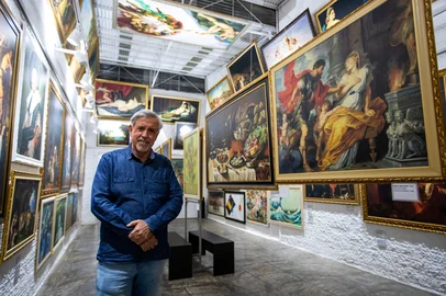 PORTO ALEGRE, RS, BRASIL, 07.07.2022: Joanes Rosa apresenta sua galeria de arte que conta com 120 copias em alta resolucao das obras-primas da humanidade. Foto: Camila Hermes/Agencia RBSIndexador: Camila Hermes<!-- NICAID(15143307) -->