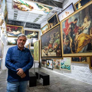PORTO ALEGRE, RS, BRASIL, 07.07.2022: Joanes Rosa apresenta sua galeria de arte que conta com 120 copias em alta resolucao das obras-primas da humanidade. Foto: Camila Hermes/Agencia RBSIndexador: Camila Hermes<!-- NICAID(15143307) -->