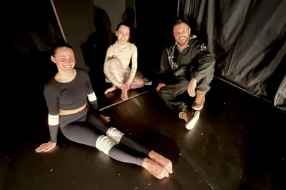 Cia Matheus Brusa participa da mostra competitiva no 39º Festival de Dança de Joinville, em Santa CatarinaA Manuela está no chão, sentada (Dominó) e a Ana Carolina na caixa (O Outro Nascimento). Ao lado delas, o diretor da Cia, Matheus Brusa.<!-- NICAID(15149375) -->
