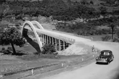 Reprodução filme da Leopoldis-Som para o DAER em 1953. Ponte Ernesto Dornelles.<!-- NICAID(15146726) -->