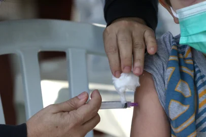 O menino Thomas Schneider, 4 anos, toma sua primeira dose de vacina contra a Covid-19  no Centro Municipal de Saúde Píndaro de Carvalho Rodrigues, na Gávea, zona sul da cidade. A cidade do Rio inicia hoje(15) a vacinação de crianças de 4 anos de idade contra a covid-19.<!-- NICAID(15149718) -->