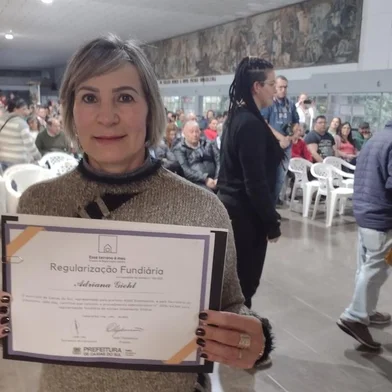 A tarde de sábado foi de muita felicidade para 101 famílias que moram no loteamento Vitória, em Caxias do Sul. Foi realizada a entrega dos certificados de regularização fundiária para esses moradores, por meio do programa Esse Terreno É Meu.<!-- NICAID(15150905) -->