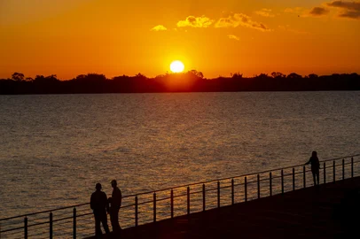 PORTO ALEGRE, RS, BRASIL - 03/06/2020Pôr-do-sol na Orla do Guaíba<!-- NICAID(14514741) -->