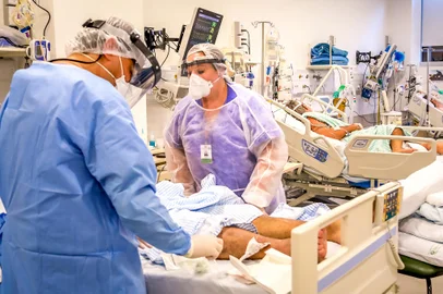 Terça-feira, 2 de março de 2021. No Centro de Tratamento Intensivo (CTI) do Hospital de Clínicas de Porto Alegre, médicos, enfermeiros, técnicos de enfermagem, fisioterapeutas e outros profissionais - inclusive realocados emergencialmente de outras áreas e especialidades - desdobram-se para dar conta do atendimento aos pacientes graves de covid-19. A capacidade é de 105 leitos, mas há 122 doentes críticos em atendimento, acomodados em leitos extras instalados no próprio CTI e também na Emergência, o que representa uma ocupação de 116%.Enquanto isso, nos 76 leitos de enfermaria do Clínicas, destinados aos pacientes menos graves, há 37 em suporte ventilatório, que deveriam estar em uma unidade de tratamento intensivo.<!-- NICAID(14726263) -->