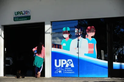 CAXIAS DO SUL, RS, BRASIL, 16/03/2022. Movimento na UPA Zona Norte. Fotos da fachada da Unidade de Pronto Atendimento 24h. (Porthus Junior/Agência RBS)<!-- NICAID(15043025) -->