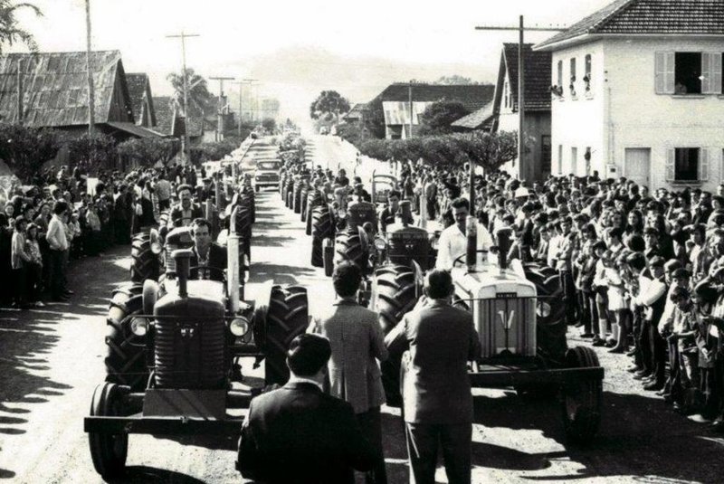 Maio de 1960: desfile de agricultores e produtores rurais durante a primeira Festa da Batatinha (festa da batata), embrião da Festa do Agricultor de Fazenda Souza<!-- NICAID(15152850) -->