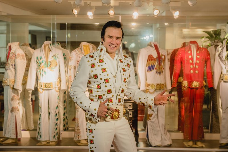 O colunista João Pulita e o fotógrafo Alex Battistel, invadiram a casa e o closet do farroupilhense Fabiano Feltrin, um dos mais famosos personificatores de Elvis Presley<!-- NICAID(14171875) -->