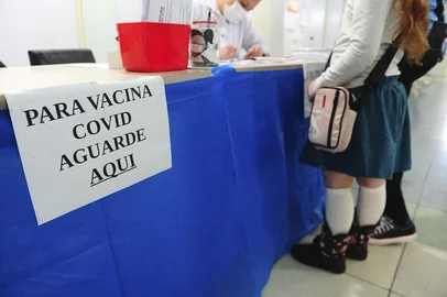 CAXIAS DO SUL, RS, BRASIL, 26/07/2022. Início da vacinação de crianças imunocomprometidas de 3 a 4 anos contra a covid-19 em Caxias do Sul. O imunizante utilizado é a vacina Coronavac, autorizada pelo Ministério da Saúde. A campanha, segundo a prefeitura, começa com os imunizantes em estoque e como não há estimativa de data para chegada de novos lotes, ainda não há previsão de quando será liberada a vacinação para as crianças de três e quatro anos em geral. A reportagem acompanhou a movimentação na manhã de terça (26) na UBS do bairro Cruzeiro. (Bruno Todeschini/Agência RBS)<!-- NICAID(15158344) -->