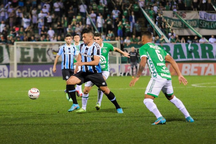 Com um a menos desde o primeiro tempo, Grêmio fica no empate com a Chapecoense