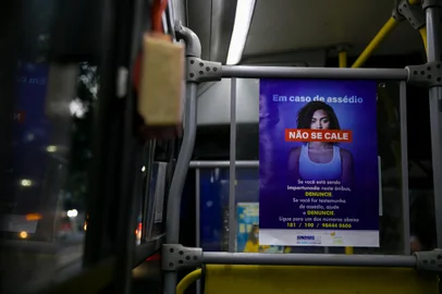 27/07/2022 - PORTO ALEGRE, RS - Fotos gerais do cartaz, com movimento de passageiros. O ônibus sai 15h05 do terminal Salgado Filho, no Centro (Prefixo 1171, opera na linha 266 - Vila Nova). FOTO: Camila Hermes / Agência RBS<!-- NICAID(15160024) -->