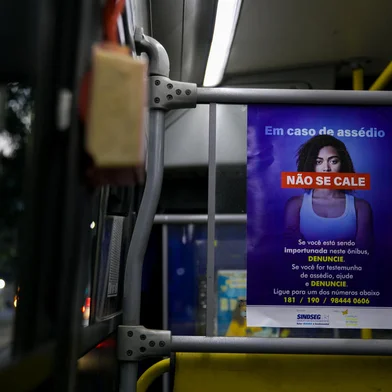 27/07/2022 - PORTO ALEGRE, RS - Fotos gerais do cartaz, com movimento de passageiros. O ônibus sai 15h05 do terminal Salgado Filho, no Centro (Prefixo 1171, opera na linha 266 - Vila Nova). FOTO: Camila Hermes / Agência RBS<!-- NICAID(15160024) -->