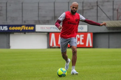 Caxias finaliza preparação para enfrentar o Oeste. Na foto, zagueiro Wesley<!-- NICAID(15162118) -->