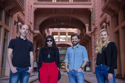 PORTO ALEGRE, RS, BRASIL - Jornalistas que irão lançar o livro POA - Pessoas, Olhares, Amores pela editora Bestiário. Foto para a coluna da Juliana Bublitz.Autores: Bruna Vargas, Caue Fonseca, Jéssica Rebeca Weber e Marcelo GonzattoIndexador: Jeff Botega<!-- NICAID(15157484) -->