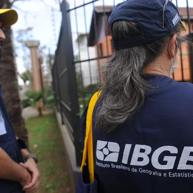CAXIAS DO SUL, RS, BRASIL, 03/08/2022 - A reportagem acompanhou a recenseadora do IBGE Maria das Neves, 59 anos, durante uma visita na tarde desta quarta-feira no bairro Cinquenteário. O supervisor dela Marcel Vieira Maciel acompanhou a pesquisa. (Marcelo Casagrande/Agência RBS)<!-- NICAID(15166076) -->