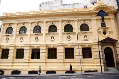 Porto Alegre, RS, Brasil, 02/08/2022 - Prédio da Biblioteca Pública de Porto Alegre tem obra de fachada concluída. Parte interna ainda passa por série de restauros - Foto: Jonathan Heckler/Agência RBS<!-- NICAID(15164534) -->