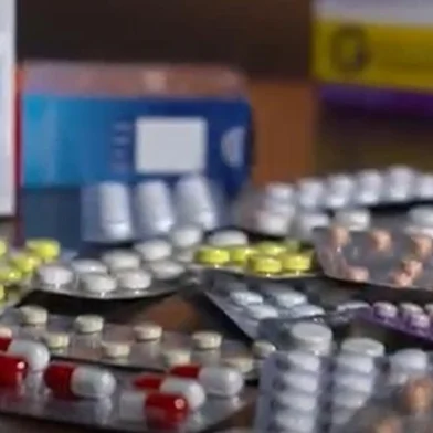 Laboratórios farmacêuticos pagam comissões de até 30% e até viagens internacionais a balconistas de redes de farmácias para que indiquem medicamentos e vitaminas aos clientes. A revelação foi feita pelo Fantástico em reportagem especial produzida pela RBS TV.<!-- NICAID(14784524) -->