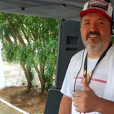 DJ Spider ministra oficinas de formação e qualificaçãoProjeto DJS e Fita Cassete começa segunda na Casa FluênciaNome referencial da cena da música eletrônica caxiense, o DJ Spider começa na próxima segunda-feira a primeira de cinco oficinas gratuitas que vai ministrar através do projeto DJs e Fita Cassete, contemplado no edital de 2021 do Financiarte. Direcionadas a músicos, artistas, estudantes e público em geral interessados em música ou no segmento de eventos, as oficinas acontecerão na sua maioria em locais fora da região central da cidade, sendo a primeira ediç&at ilde;o na Fluência Casa Hip Hop, das 19h às 22h, com 15 vagas disponíveis.O projeto DJs e Fita Cassete, do proponente Vitor Fróis, cujo nome artístico é DJ Spider, tem foco na profissionalização do trabalho do DJ e aborda as mudanças tecnológicas dos equipamentos nas últimas décadas. Com esta proposta inédita, Spider vai usar de práticas expositivas e também momentos de diálogo com os participantes. Através de relatos e vivências, buscará oportunizar uma aproximação do grupo com o tema, independentemente de conhecimentos prévios sobre o assunto.A atividade também vai abordar assuntos como a qualificação profissional, o mercado de trabalho, influências musicais e artísticas, entre outros. O objetivo ainda é demonstrar equipamentos e tecnologias do ramo utilizados ¿no século passado¿, já que Spider iniciou seus trabalhos um pouco antes do início da década de 1990. As oficinas terão continuidade nas próximas semanas, com outras edições da mesma proposta previstas para acontecer na Casa Paralela e no Instituto Bruno Segala.DJ Spider começou sua peregrinação nos toca-discos em 1988, inspirado por DJs de Hip-Hop como DJ Cuca, Grand Master Flash, Terminator X, DJ Premier, Dela Soul, Beastie Boys, Bomb the Bass e Run DMC. Foi o pioneiro em djing com bandas na Serra Gaúcha, entre as quais se destacam a Neon, Sweet Beetle Juice, Bezu, Dona Benta, Cabaret HiTeC, Bacon 27 e Coletivo Shanghai, entre outras.O projeto DJs e Fita Cassete foi aprovado pelo Financiarte 2021.O que: Oficina DJs e Fita CasseteQuando: segunda-feira, dia 08 de agostoOnde: Fluência Casa Hip Hop (Rua Francisco Barbosa Velho, 132 - Santa Fé)Quanto: GratuitaMais informações: DJ Spider (54) 98111.6651<!-- NICAID(15165998) -->