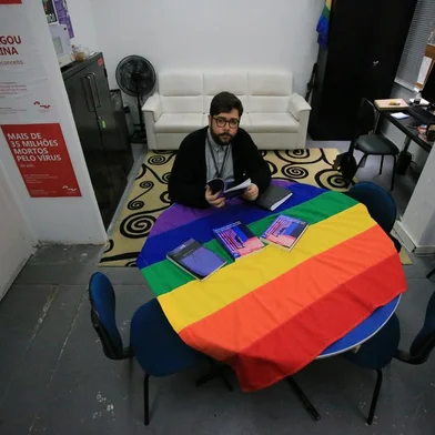 PORTO ALEGRE, RS, BRASIL, 04/08/2022-  Centro de referencia à comunidade LGBTI+. Desde o último 28 de junho, a UFRGS faz atendimentos do primeiro centro de referência voltado à comunidade LGBTI+ e vivendo com HIV/aids de Porto Alegre. O grupo oferta atendimento social, jurídico e de saúde mental para pessoas LGBTI+ e para pessoas vivendo com HIV/aids. O atendimento é gratuito e ofertado por profissionais e graduandos das áreas de serviço social, psicologia, direito e enfermagem. Na foto, Guilherme Gomes Ferreira, Professor do serviço social da UFRGS e cordenador do CRDH. Foto: Ronaldo Bernardi / Agencia RBS<!-- NICAID(15166721) -->