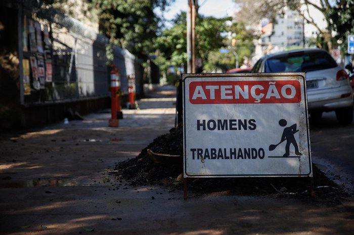 Placas alertam à população sobre obras no bairro