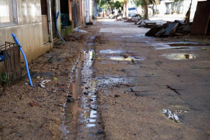 Pessoas precisam desviar dos trechos mais sujos e inacabados