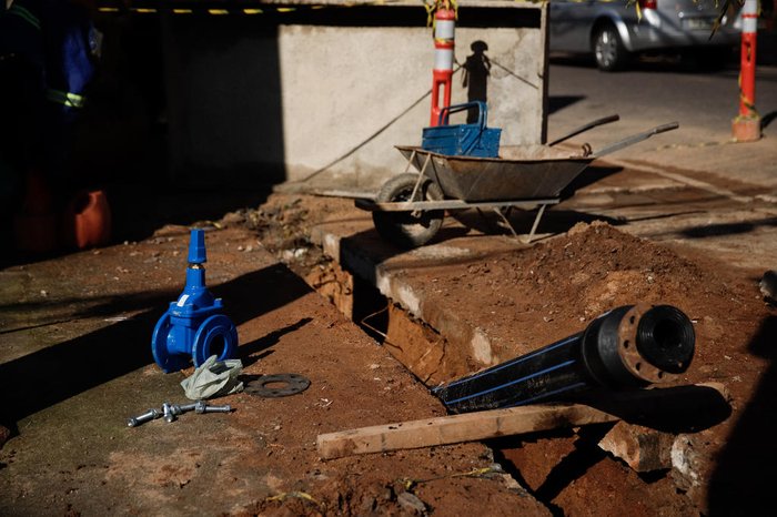 Materiais usados por funcionários do Dmae no bairro Menino Deus