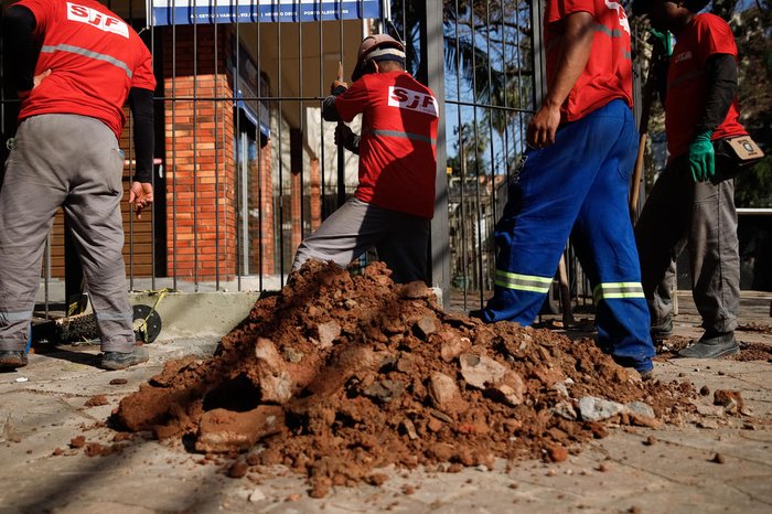 Tubulações da rede de água estão sendo trocadas no trecho