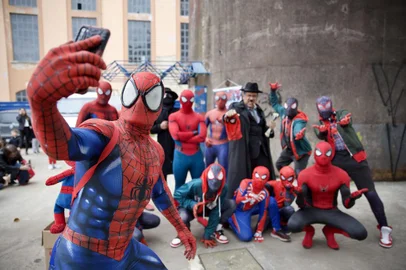 Porto Alegre, RS, Brasil, 07/08/2022 - ENCONTRO DE HOMENS-ARANHA - Um grupo de apaixonados pelo super-herói se encontrou hoje próximo à chaminé da Usina do Gasômetro, para uma reunião de cosplay (como é chamada a arte de se transformar em um personagem da forma mais precisa e realista possível).  A atividade é uma homenagem ao ícone dos quadrinhos, que surgiu há 60 anos, em 1º de agosto de 1962. - Foto: Jefferson Botega/Agência RBSIndexador: Jeff Botega<!-- NICAID(15168899) -->