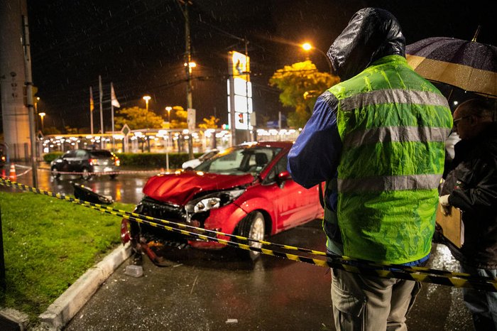 Acidente aconteceu por volta de 21h na Avenida Cavalhada