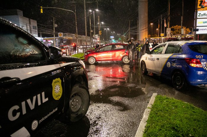Chovia durante a noite enquanto a perícia trabalhava