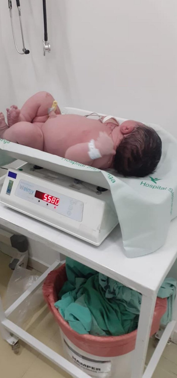 Mariana Luana nasceu com 5.580 quilos