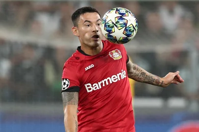 Leverkusens Chilean midfielder Charles Mariano Aránguiz controls the ball during the UEFA Champions League Group D stage football match Juventus vs Bayer Leverkusen on October 1, 2019 at the Juventus stadium in Turin. (Photo by Isabella BONOTTO / AFP)Editoria: SPOLocal: TurinIndexador: ISABELLA BONOTTOSecao: soccerFonte: AFPFotógrafo: STR<!-- NICAID(14330430) -->