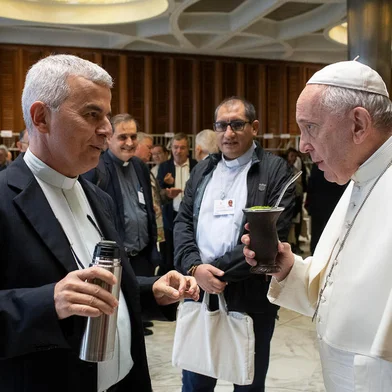 Monsenhor Maurício Jardim, futuro bispo, tomando chimarrão com o Papa Francisco.<!-- NICAID(15175439) -->
