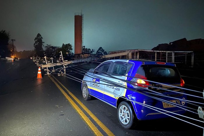 Em Cachoeirinha, na Região Metropolitana, pelo menos 12 postes caíram