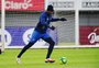 Após desconforto, goleiro do Caxias participa de treino