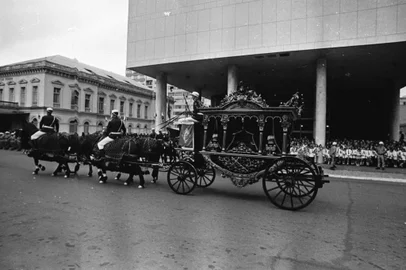 Carruagem com os despojos de Dom Pedro I. Os restos mortais de Dom Pedro I,  serão expostos em todas as capitais brasileiras. A vinda dos despojos do imperador ao país assinala o início das comemorações do sesquicentenário da independência. Os restos mortais de Dom Pedro I estão em Porto Alegre e ficarão expostos para visitação pública no saguão do Palácio Piratini.#Envelope: 81189OBS CDI: consta a identificação Santos / Alfonso no campo de fotógrafo do envelope de negativos original.<!-- NICAID(9562062) -->