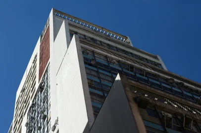 PORTO ALEGRE, RS, BRASIL 17/03/2017 - Quiz - você conhece Porto Alegre? Edifício Santa Cruz, na Ruas dos Andradas, que é o mais alto de Porto Alegre. (FOTO: CARLOS MACEDO/AGÊNCIA RBS).<!-- NICAID(12798913) -->