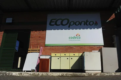 CAXIAS DO SUL, RS, BRASIL, 25/08/2022. O Ecoponto da Codeca tem como objetivo receber e dar o destino ambientalmente correto aos objetos pós-consumo. O espaço recebe, por exemplo, sofás, armários, cadeiras, camas, colchões, eletroeletrônicos, eletrodomésticos, equipamentos de informática, som e telefonia usados. É possível levar até o local, junto à sede da companhia, ou agendar para retirada em casa. (Bruno Todeschini/Agência RBS)<!-- NICAID(15186887) -->