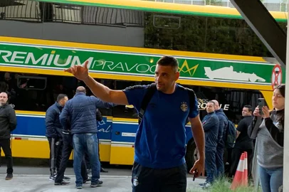A delegação do Grêmio desembarcou em Criciúma no final da tarde desta segunda-feira (29), para enfrentar o Criciúma na terça-feira (30), às 21h30, no estádio Heriberto Hulse. Janderson, que está entre os relacionados, poderá ser a novidade no time titular, na vaga de Biel, vetado pelo departamento médico por causa de dores na coxa direita.<!-- NICAID(15190509) -->