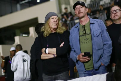 Janick Gers, guitarrista do Iron Maiden, acompanhou Vasco x Guarani da tribuna de honra, em São Januário.Indexador: Daniel RAMALHO/VASCO<!-- NICAID(15193991) -->