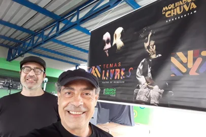 O espetáculo é uma releitura dos antigos trabalho da Cia. Molhados na Chuva em esquetes compostas de 05 quadros de variedades: O Poeta, Menino na Rua, A Chula, Rei do Pop e Dj ET. Este espetáculo é encenado com classificação livre. Surpreende, encanta emociona a plateia com cenas de suspense, poesia, folclore e musicais.Rafael e Ranulfo Homem são os irmãos responsáveis pelo grupo<!-- NICAID(15197389) -->