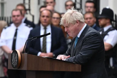 Britains outgoing Prime Minister Boris Johnson delivers his final speech outside 10 Downing Street in central London on September 6, 2022, before heading to Balmoral to tender his resignation. - British Prime Minister Boris Johnson formally tenders his resignation to Queen Elizabeth II on Tuesday, handing over power to Liz Truss after his momentous tenure dominated by Brexit and Covid was cut short by scandal. (Photo by JUSTIN TALLIS / AFP)Editoria: POLLocal: LondonIndexador: JUSTIN TALLISSecao: electionFonte: AFPFotógrafo: STF<!-- NICAID(15197812) -->