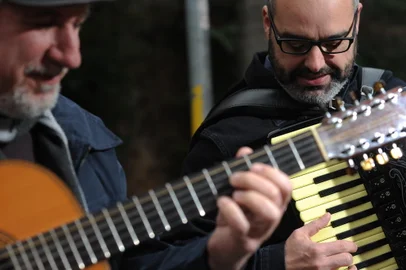 CAXIAS DO SUL, RS, BRASIL, 08/08/2016. O duo Valdir Verona e Rafael De Boni completa dez anos de parceria. Os músicos compõem diálogos entre a viola e o acordeom. (Diogo Sallaberry/Agência RBS)<!-- NICAID(12366909) -->
