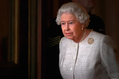 Queen Elizabeth II prepares to greet Kazakhstan President Nursultan Nazarbayev at Buckingham Palace in London on November 4, 2015. Britain and Kazakhstan signed trade deals worth 3 billion GBP (4.2 billion euros, 4.6 billion USD) on November 3 as London rolled out the red carpet for the countrys autocratic President Nursultan Nazarbayev. AFP PHOTO / POOL / CHRIS JACKSON (Photo by Chris Jackson / POOL / AFP)Editoria: POLLocal: LondonIndexador: CHRIS JACKSONSecao: diplomacyFonte: POOLFotógrafo: STR<!-- NICAID(15200966) -->