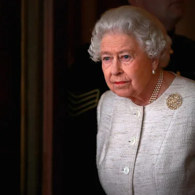 Queen Elizabeth II prepares to greet Kazakhstan President Nursultan Nazarbayev at Buckingham Palace in London on November 4, 2015. Britain and Kazakhstan signed trade deals worth 3 billion GBP (4.2 billion euros, 4.6 billion USD) on November 3 as London rolled out the red carpet for the countrys autocratic President Nursultan Nazarbayev. AFP PHOTO / POOL / CHRIS JACKSON (Photo by Chris Jackson / POOL / AFP)Editoria: POLLocal: LondonIndexador: CHRIS JACKSONSecao: diplomacyFonte: POOLFotógrafo: STR<!-- NICAID(15200966) -->